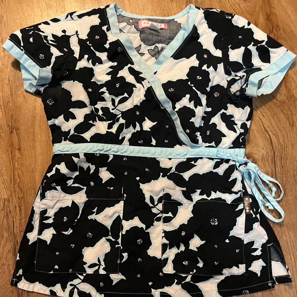 XS Koi cotton mint and cream scrub top